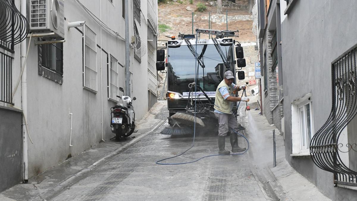 Kuşadası'nda iki mahallede temizlik çalışması