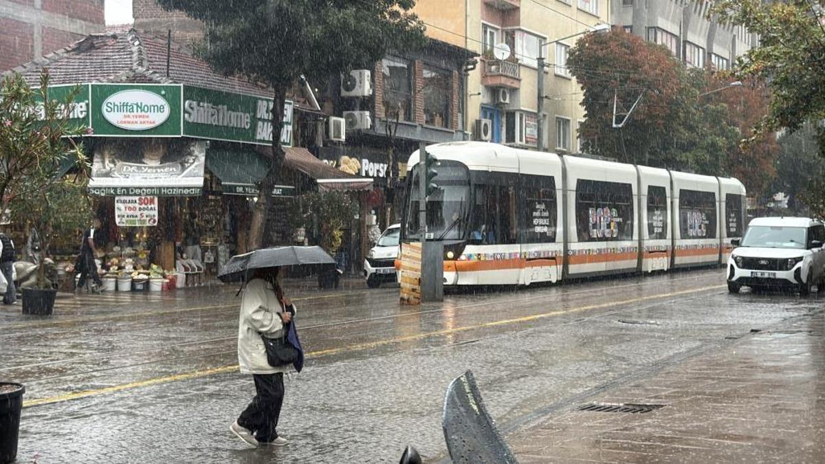 Eskişehir'de meteoroloji uyarı yaptı! Kuvvetli sağanak yağış etkili oldu