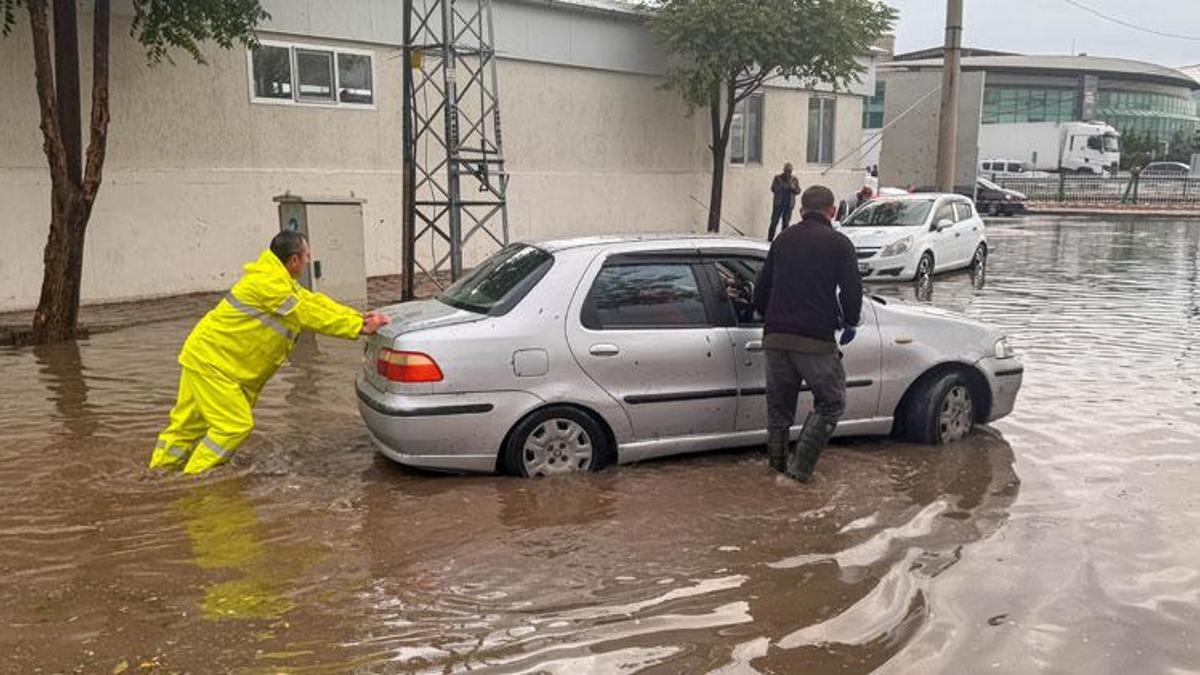 Sağanak yağış Uşak'ta etkili oldu yollar kapandı