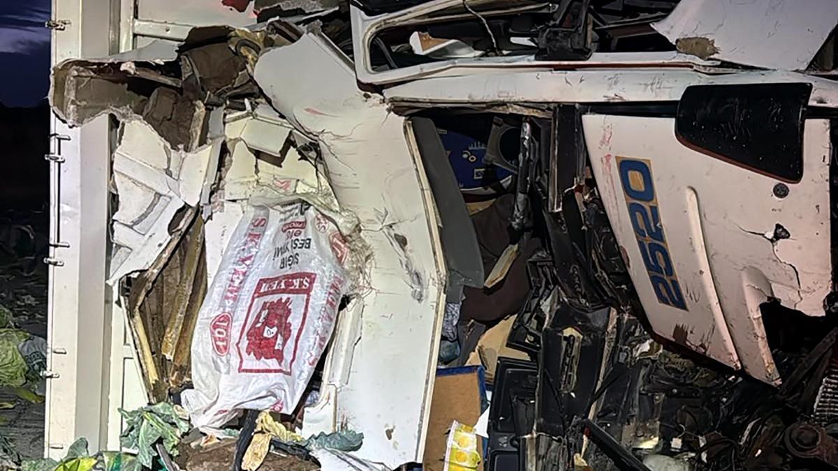 Mersin'de TIR'a çarpan sebze yüklü kamyonun şoförü öldü