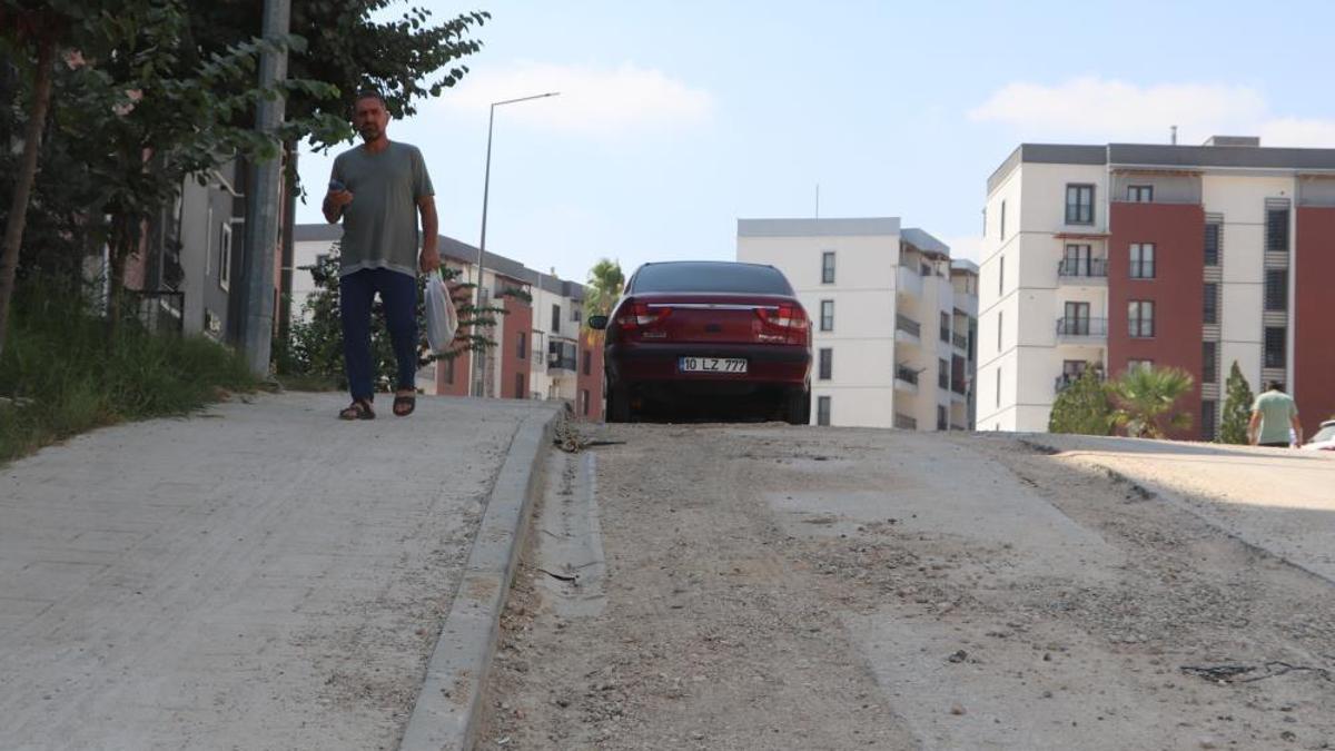 Adana'da bakanlığın yaptığı toplu konutlar belediyeden yol bekliyor