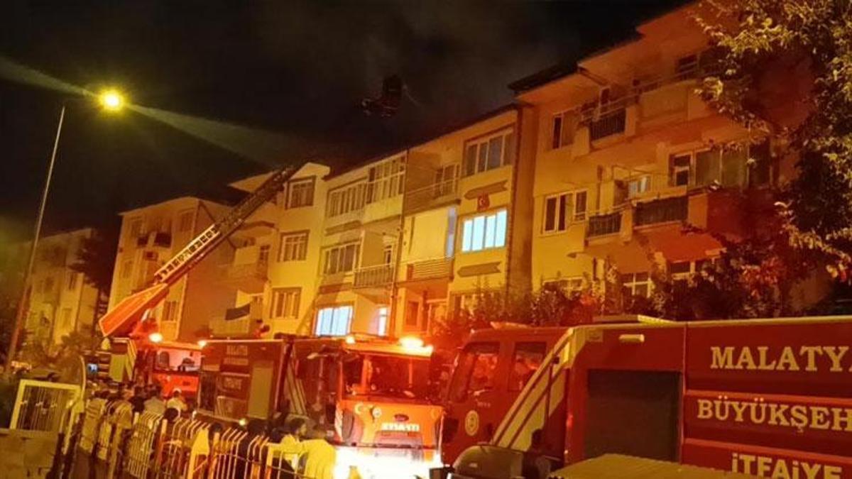 4 katlı binanın çatısında çıkan yangın korkuttu