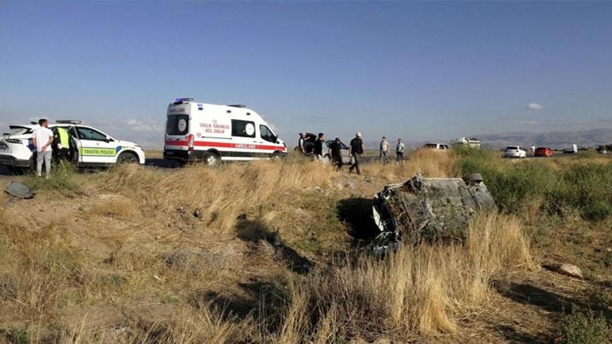 Refüje çarpan otomobil şarampole devrildi