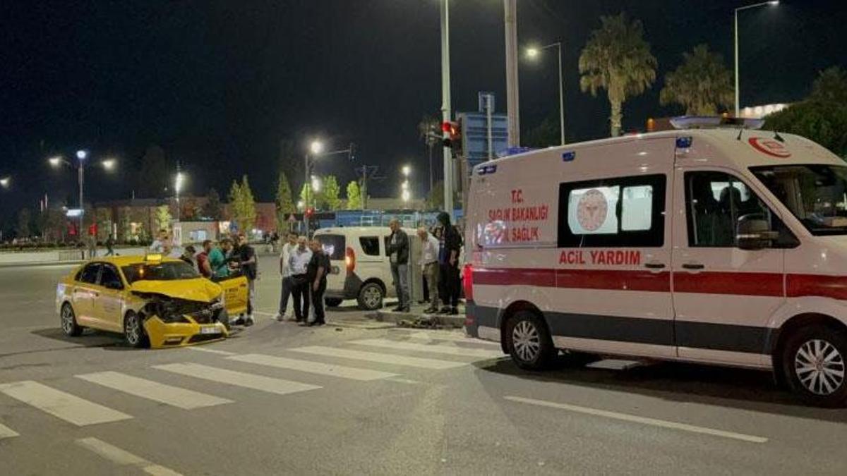 Kavşakta iki ticari taksi çarpıştı 2 kişi yaralandı