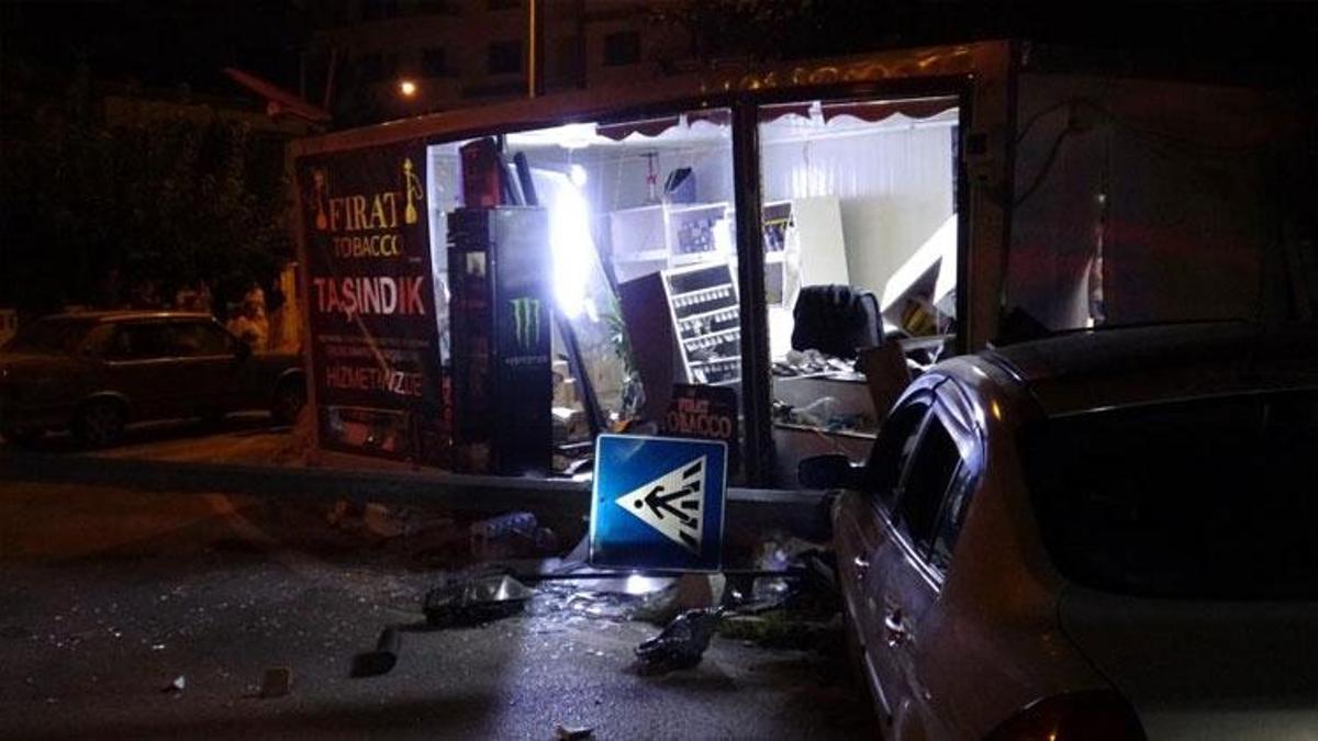 Kontrolden çıkan otomobil konteyner iş yerine girdi