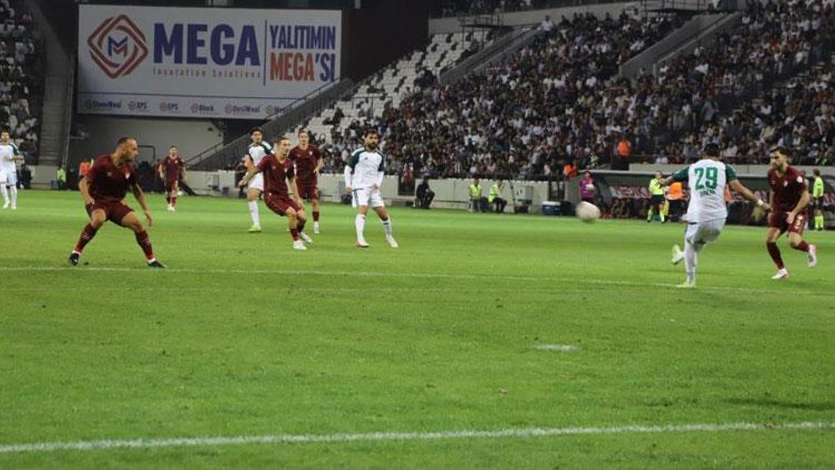 Elazığspor sahasında Aliağa FK'ya gol oldu yağdı!