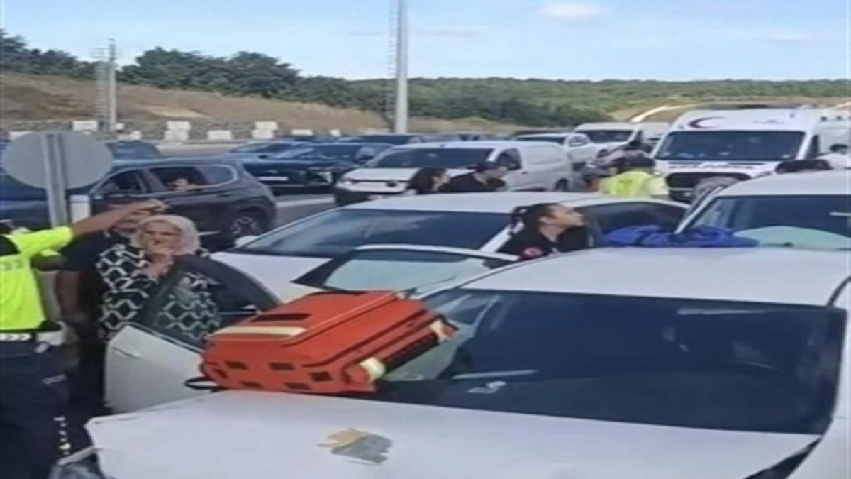 Eyüpsultan'da 4 araç birbirine girdi: 2 yaralı