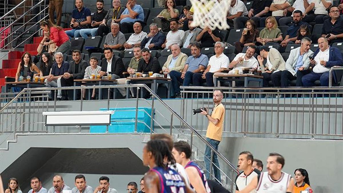 Soyunma odasında bayram havası: Gaziantep Basketbol iki uzatmalı düellodan zaferle çıktı!