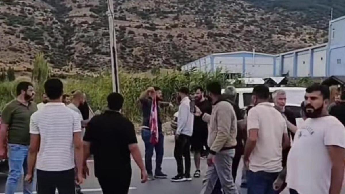 Yeşilyurt köylüleri kavşağın ışıklandırılmasını isteyip yol kapattı