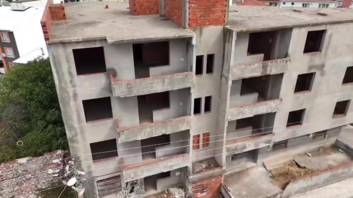 Bursa'da 30 yıldır tamamlanmayı bekleyen bina mahalleliyi tedirgin ediyor