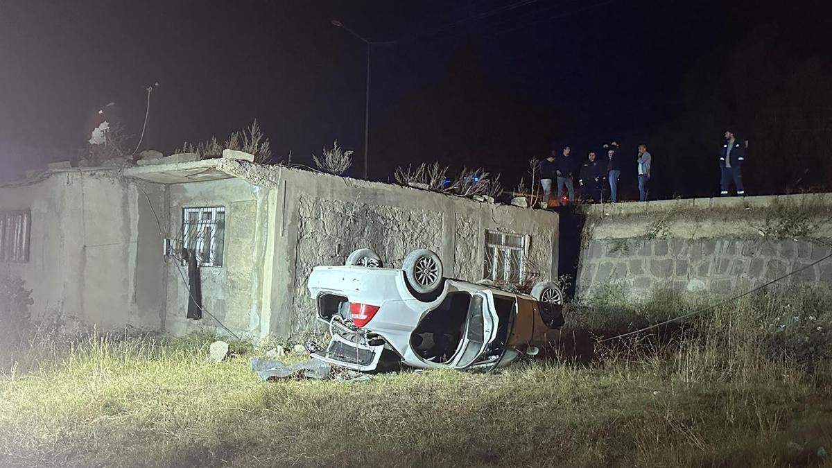 Şarampole devrilen otomobilin sürücüsü yaralandı