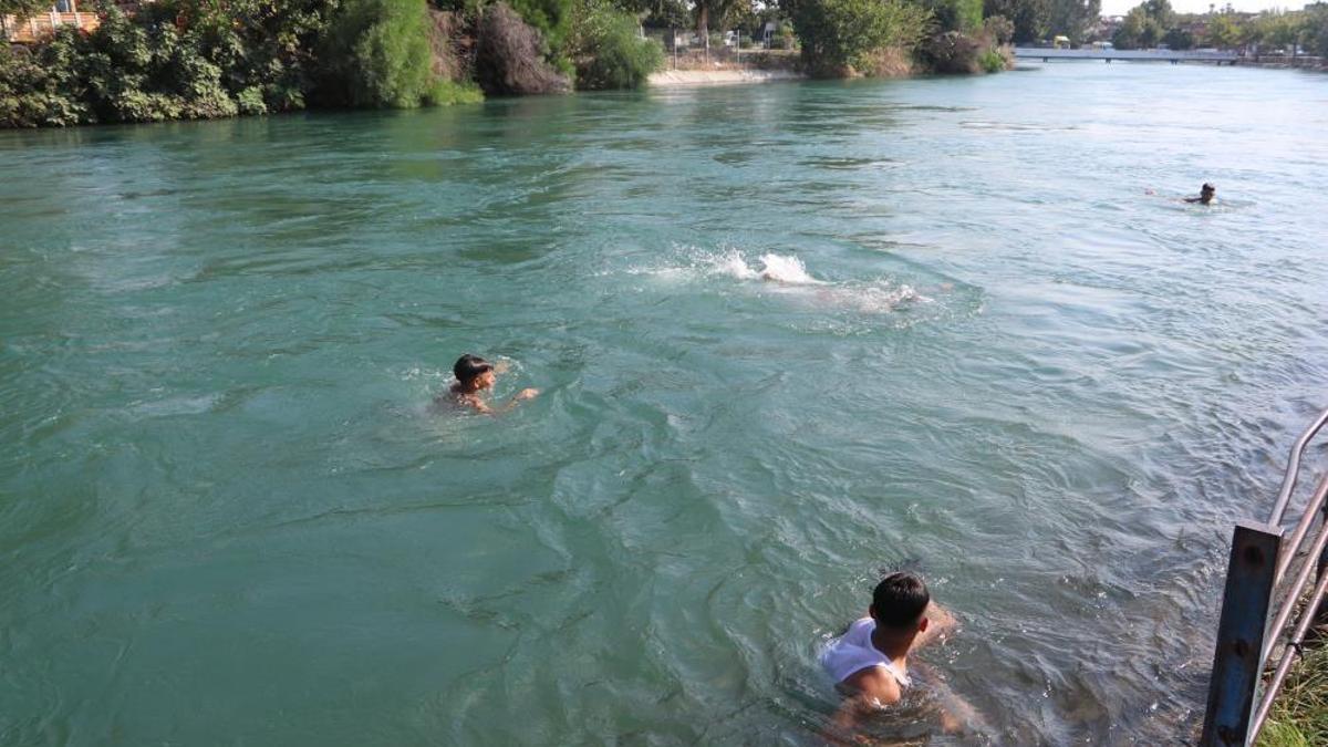 Adana'da tehlike sürüyor! Çocuklar serinlik için canlarını hiçe sayıyorlar