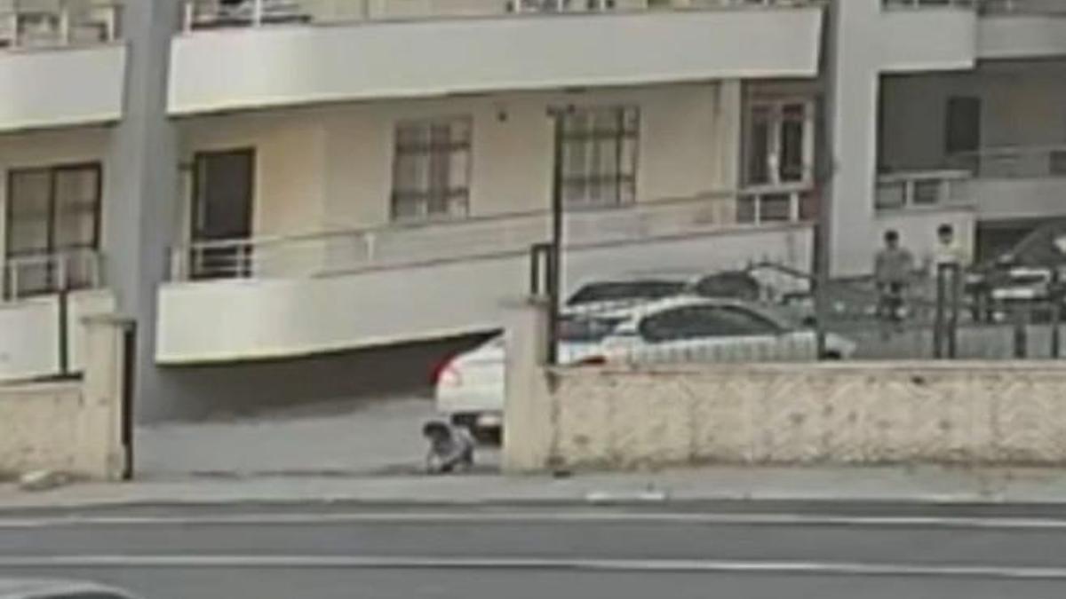 Sürücüsünün geri manevra yaptığı otomobilin altında kalan çocuk ağır yaralandı