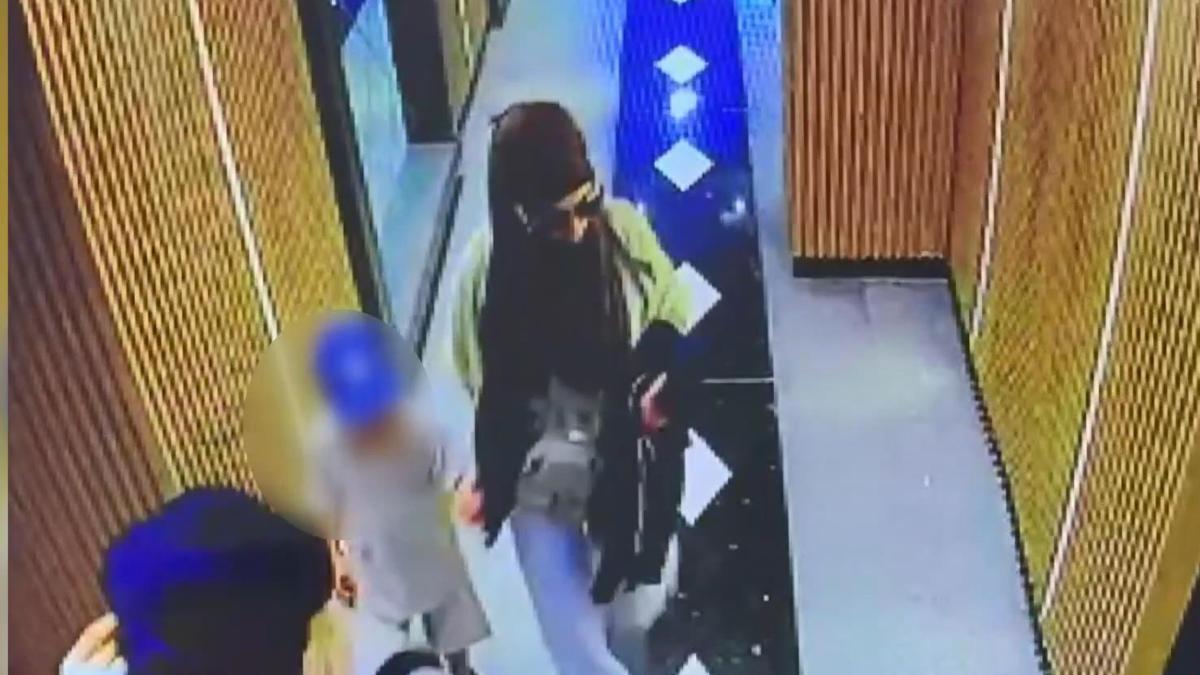 Avcılar'da hırsızlık için binaya giren 3 kadın şüpheli kamerada