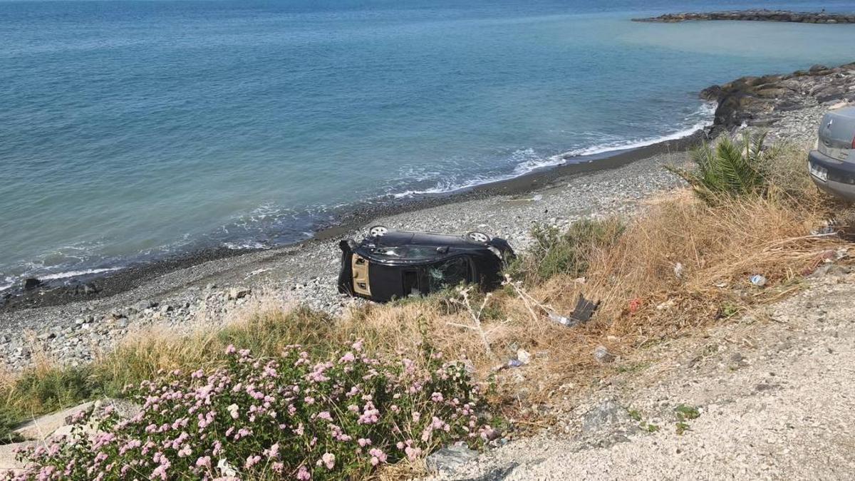 Kontrolden çıkan otomobil sahile yuvarlandı