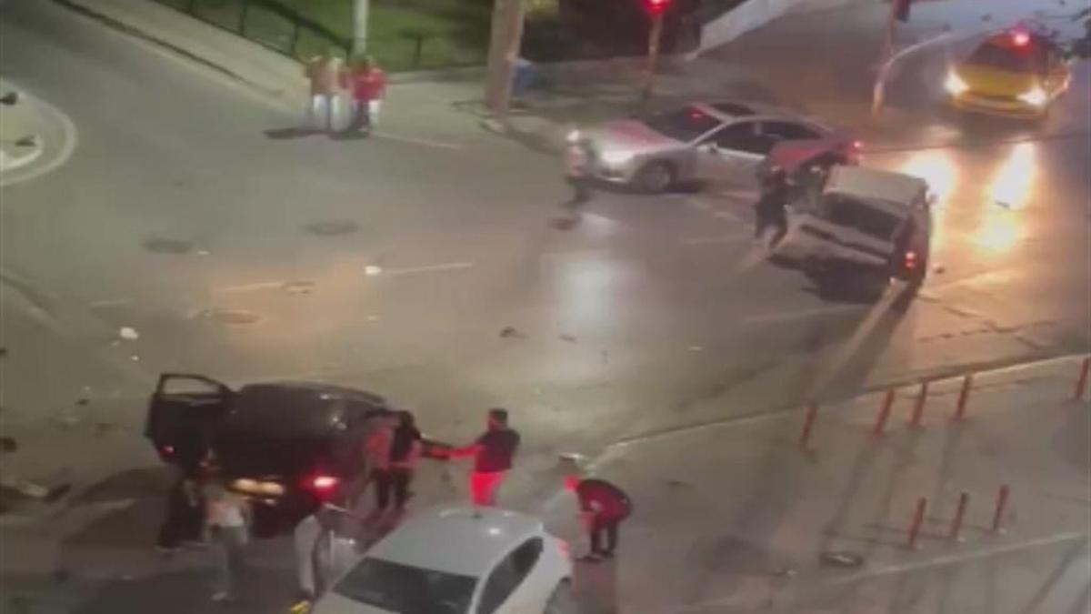 Sultangazi'de 3 araç birbirine girdi: 5 yaralı