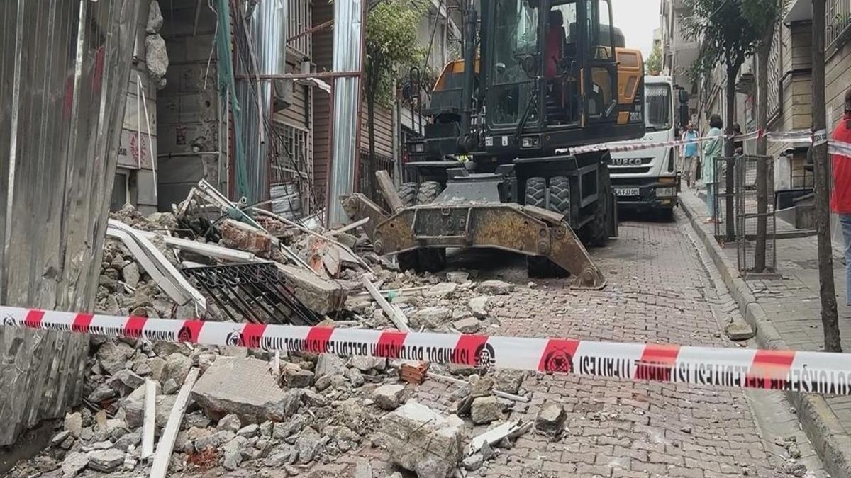 Beşiktaş'ta kentsel dönüşüm hasarı: Yan bina tahliye edildi
