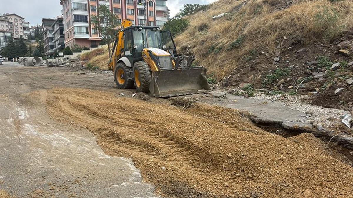 Ankara'da yağmur sonrası kabus: 20 araç birden çukura gömüldü