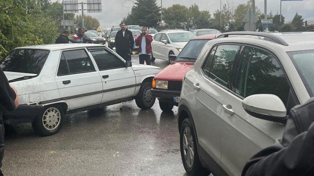 3 otomobilin karıştığı zincirleme kazada 2 kişi yaralandı