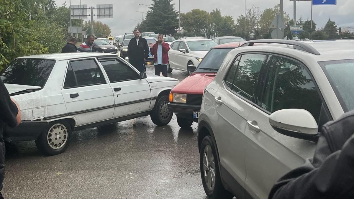 Bursa’da 3 aracın karıştığı zincirleme kaza: 2 yaralı