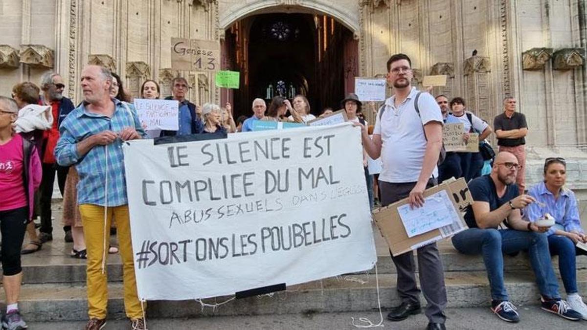 Fransa'da yaklaşık 2 bin kişi kilise tarafından cinsel istismara uğradı
