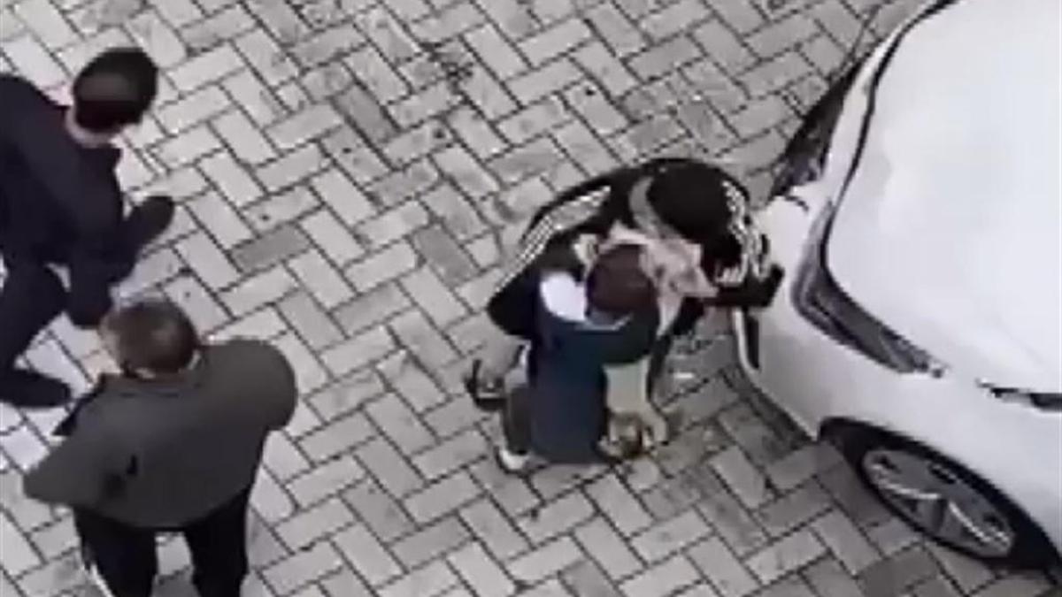 Zeytinburnu'nda iki araç kafa kafaya çarpıştı: Korkunç kazada bir kız çocuğu yaralandı