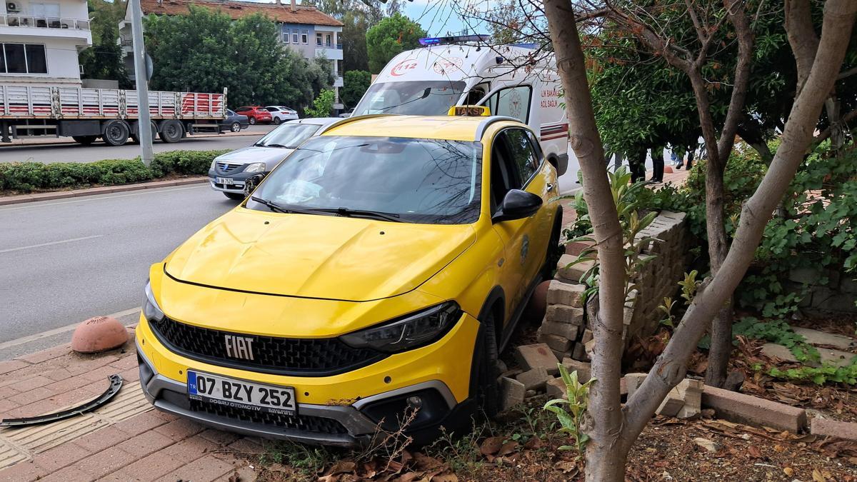 Taksi ile ticari araç çarpıştı