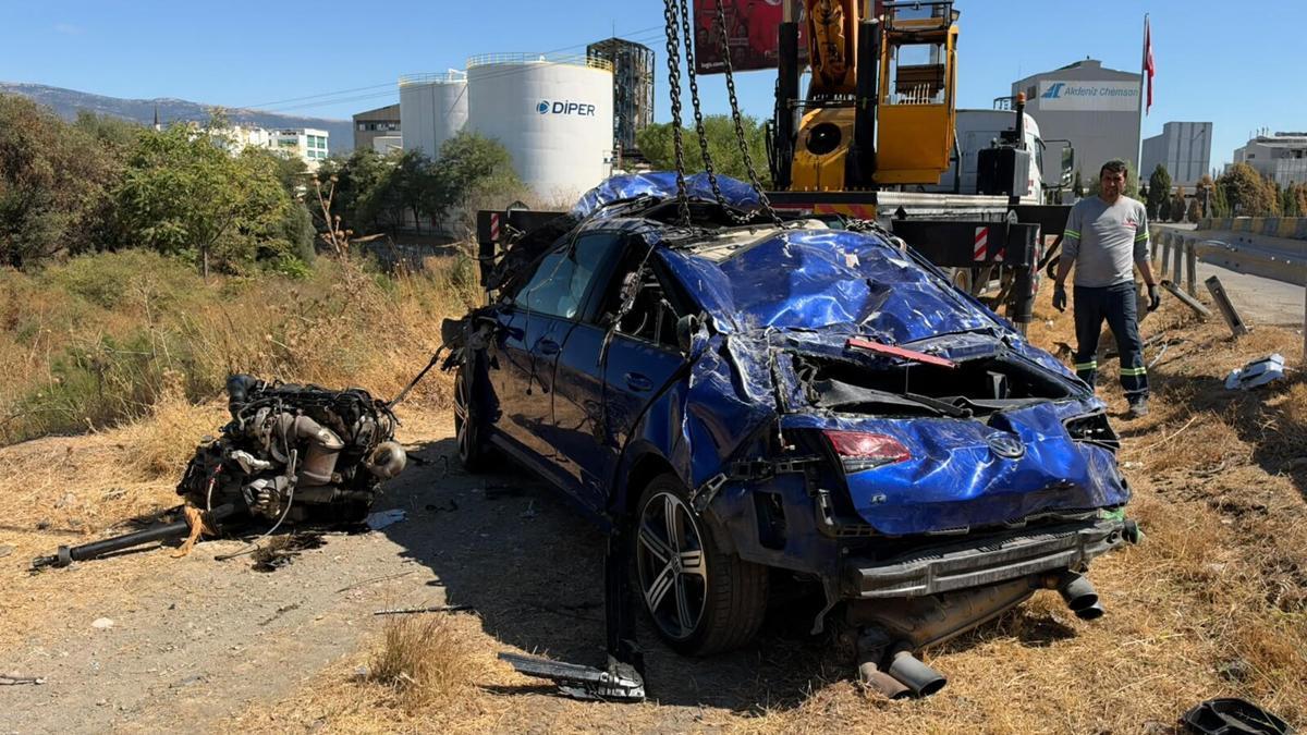 İzmir'de otomobil şarampole yuvarlandı: 1 ölü, 2 yaralı