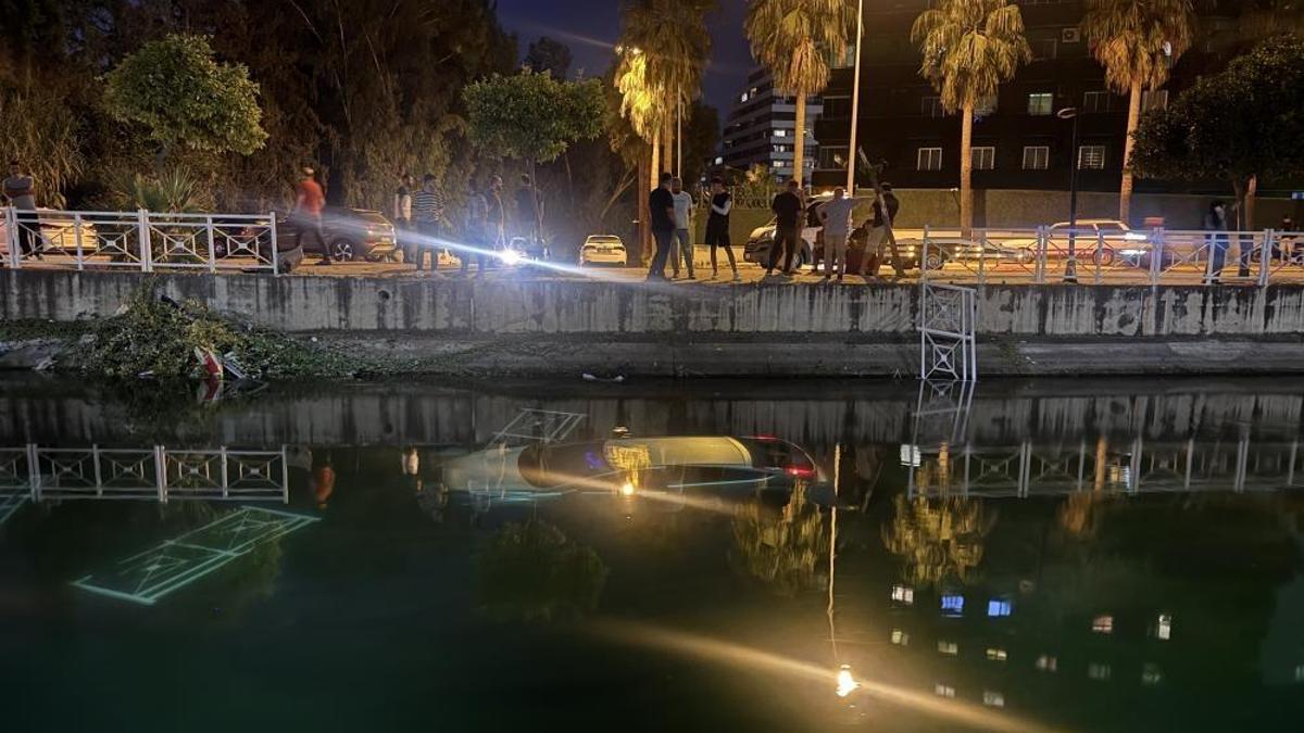 Adana’da otomobil sulama kanalına düştü! Vatandaşlar müdahale etti