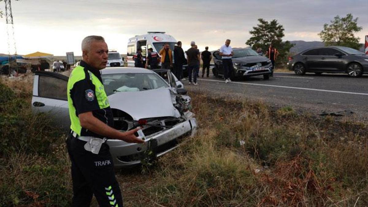Otomobil önünde seyreden araca çarptı 6 kişi yaralandı