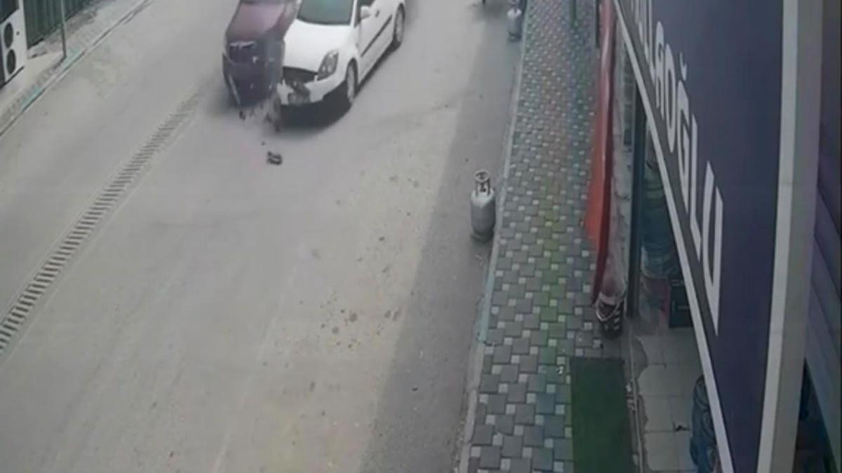 Toprakkale’de iki otomobil çarpıştı; 2 kişinin yaralandığı kaza anı kamerada