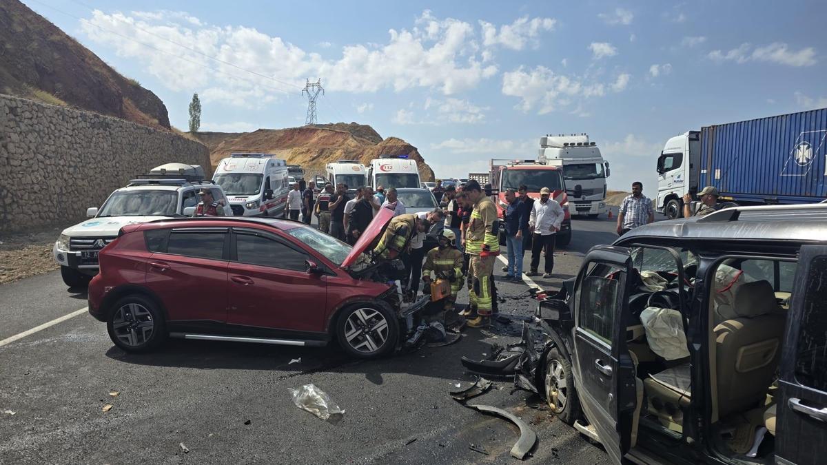 Bingöl’de hafif ticari araç ile otomobil çarpıştı: 6 yaralı