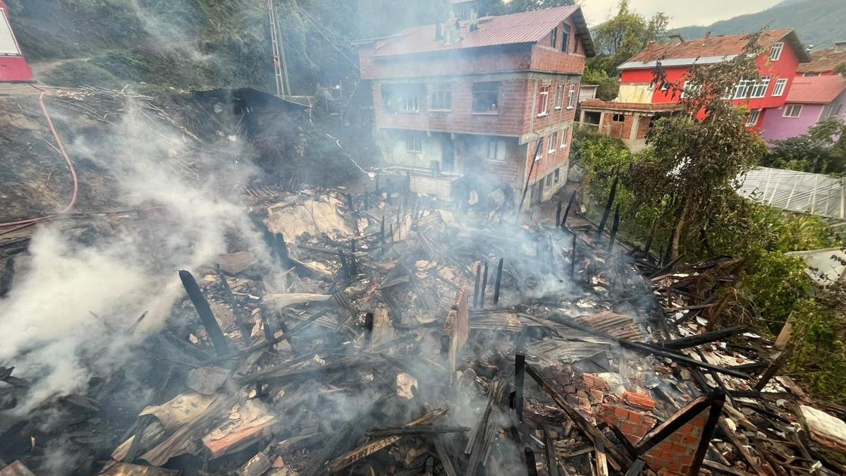Kastamonu'da 2 katlı ahşap evde yangın