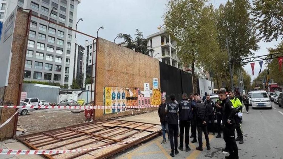 Kadıköy’de korkutan anlar! İnşaatın dış kaplaması 2 kişinin üzerine devrildi