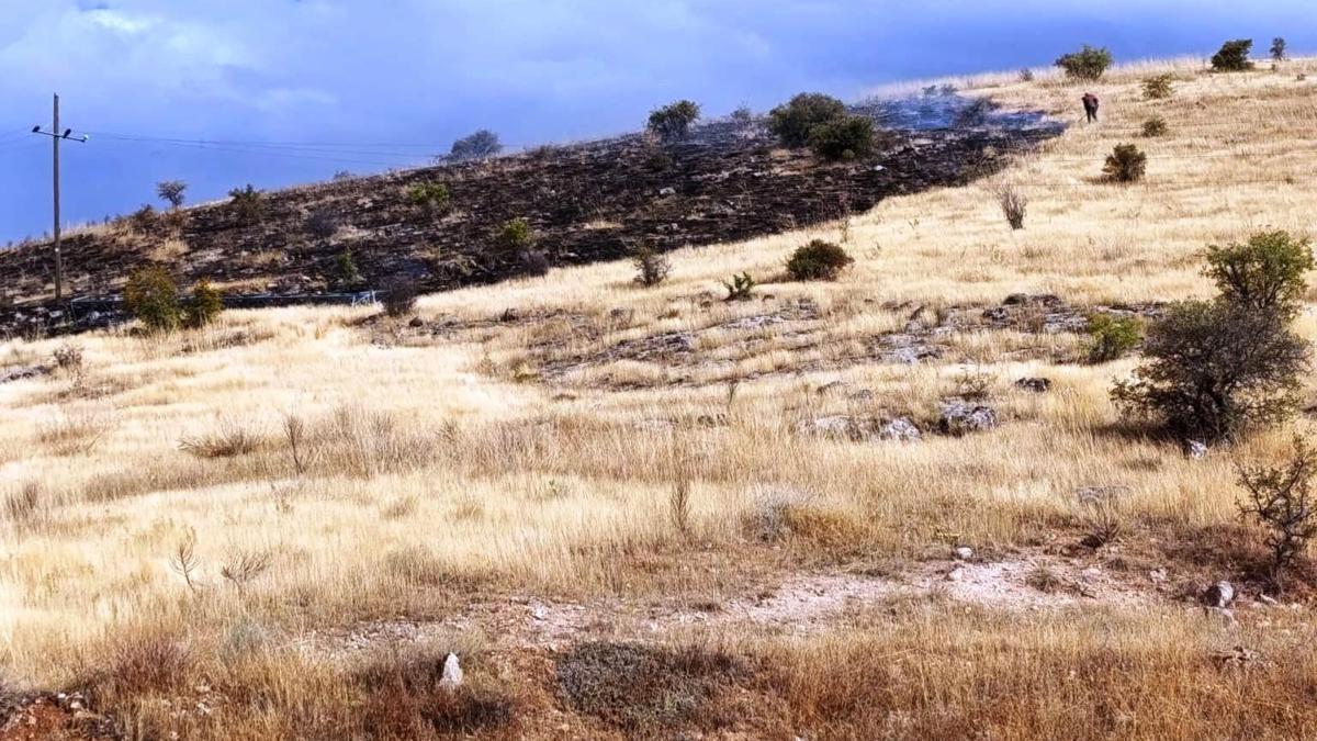 Keban'da otluk alan ve merada çıkan yangın söndürüldü
