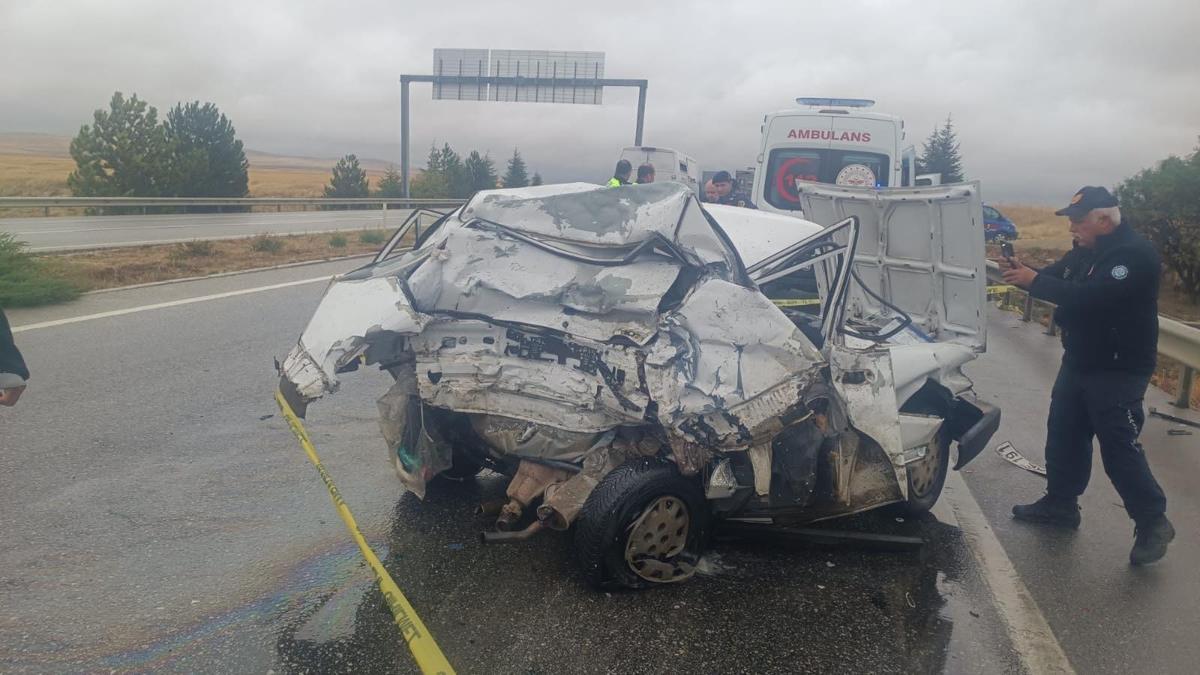 TIR, otomobile çarptı; 2 ölü