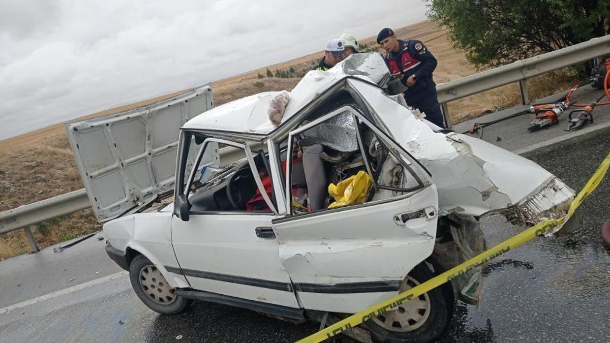 Eskişehir'de tır otomobile arkadan çarptı! 2 kişi can verdi