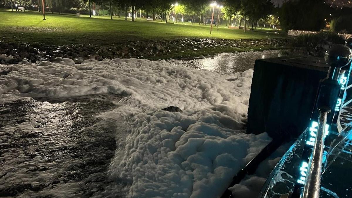 İzmit'te sahildeki köpükler merak uyandırdı