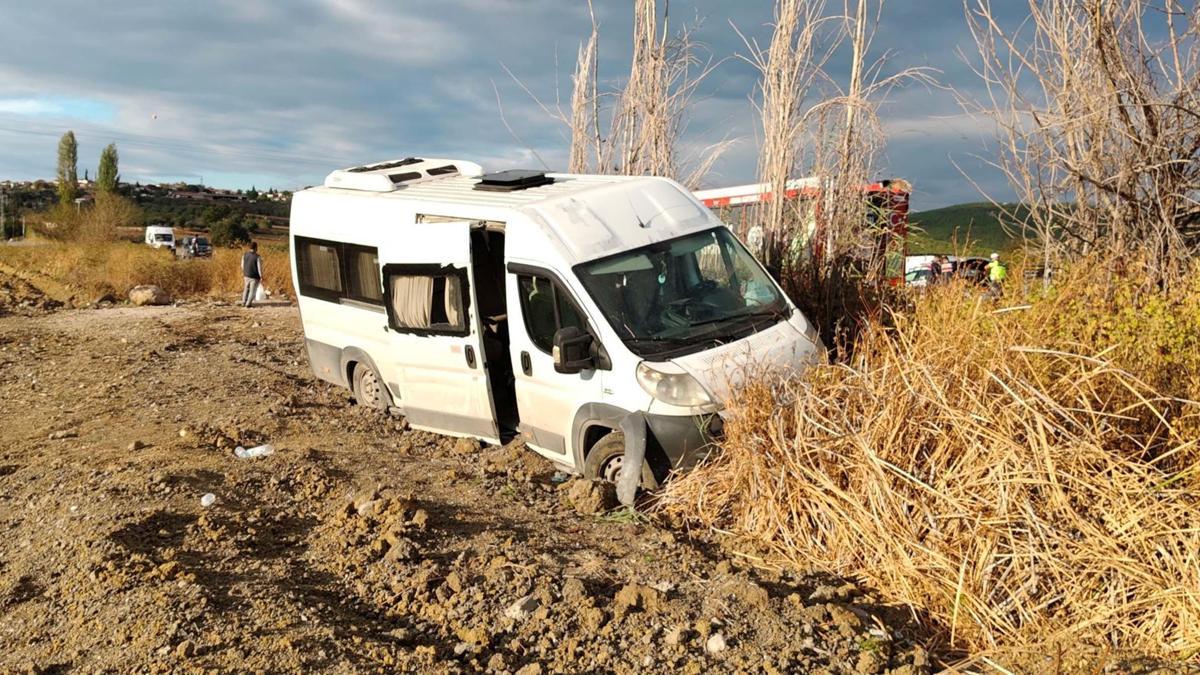 Balıkesir'de işçi servis minibüsü şarampole yuvarlandı; 13 yaralı
