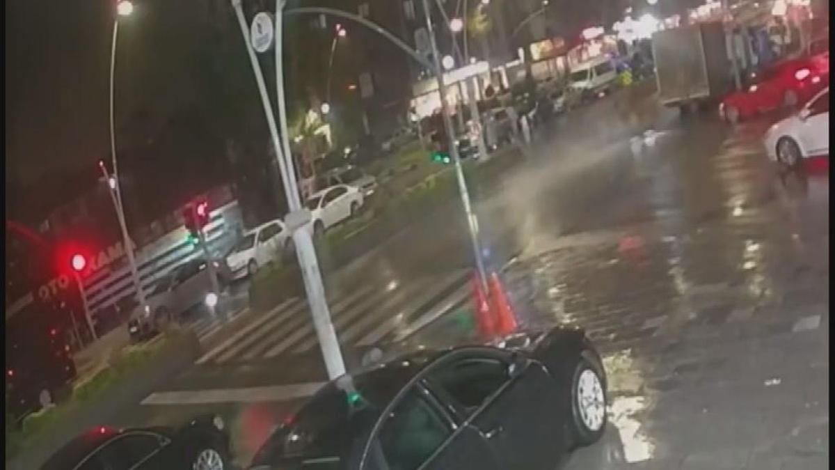 Kaygan yolda sürüklenip kamyon altına girdi: Esenler'de korkutan kaza
