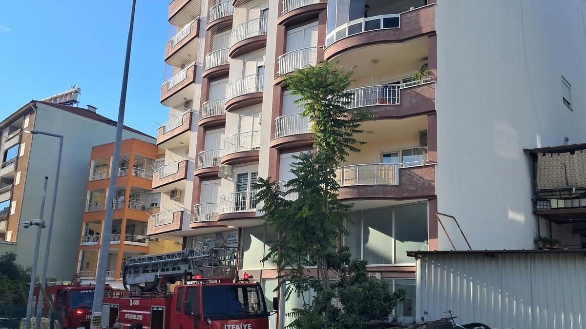 Balkondaki yangın büyümeden söndürüldü