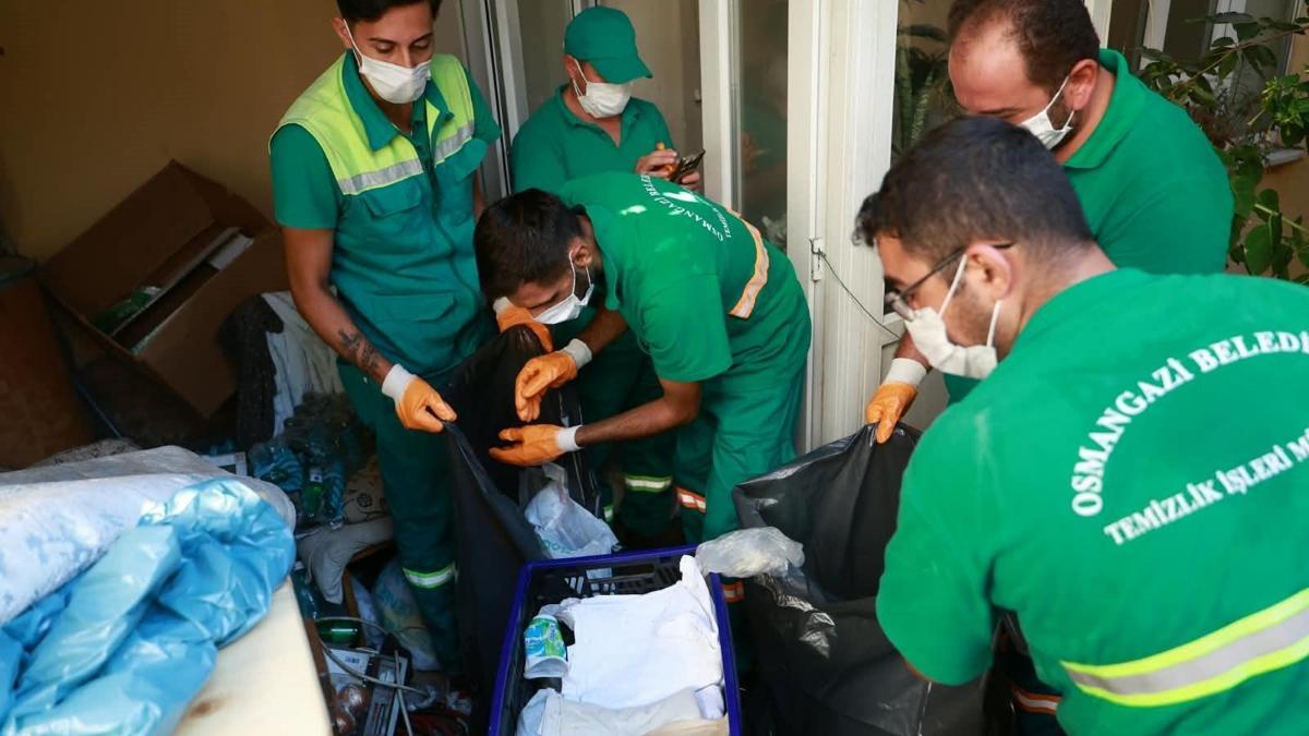 Kötü koku yayılan evden 2 kamyon çöp çıktı
