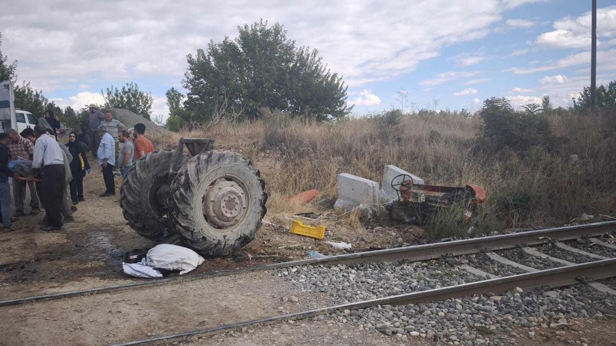 Yük treni, traktöre çarptı; işitme engelli sürücü yaralandı