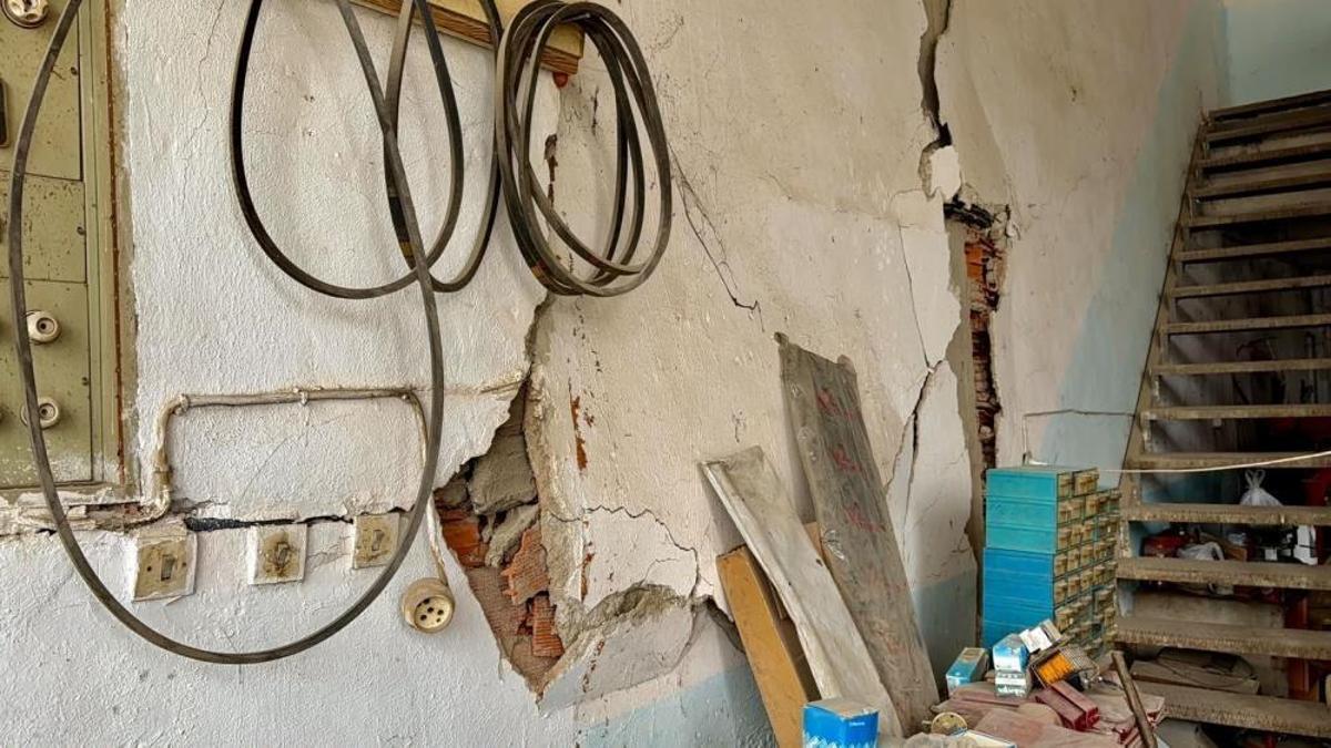 Afyon'un sanayi sitesinde korkutan görüntü! Dükkanlar zemine batıyor