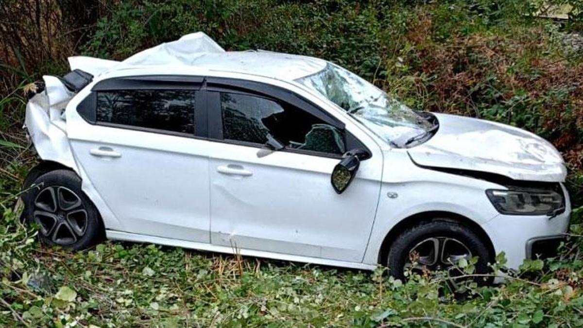 Kamyonet yol kenarından duran otomobile ve abi kardeşe çarptı