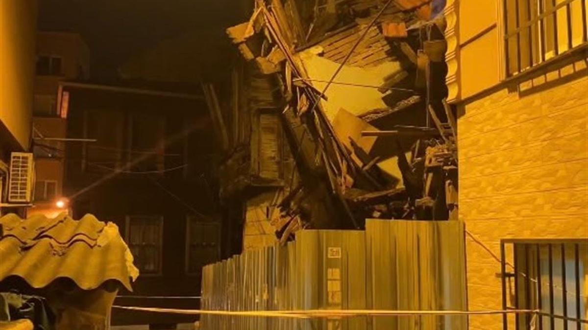 Fatih'te korkutan anlar: Metruk bina çöktü