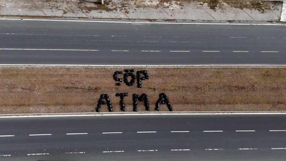 Belediye personeli topladığı çöplerden 'çöp atma' yazdı