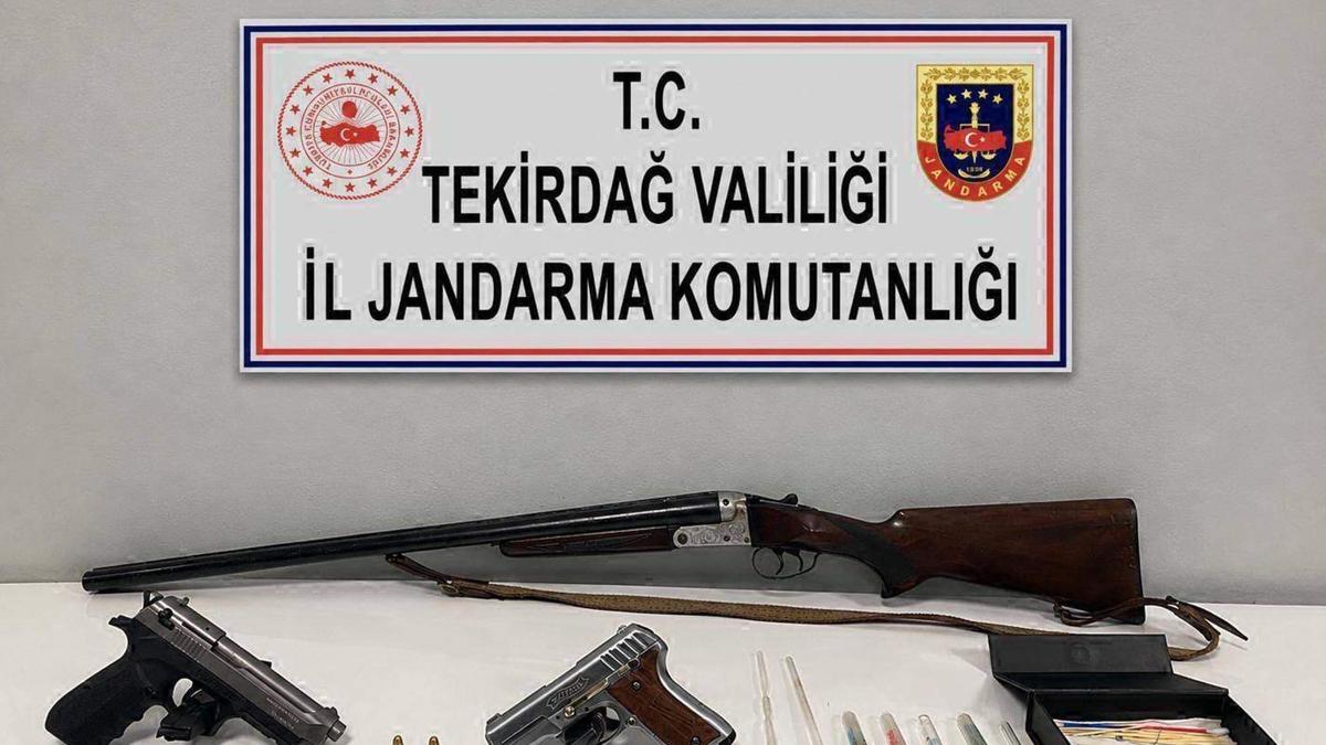 Evinde ruhsatsız silahlar ele geçen şüpheli gözaltında