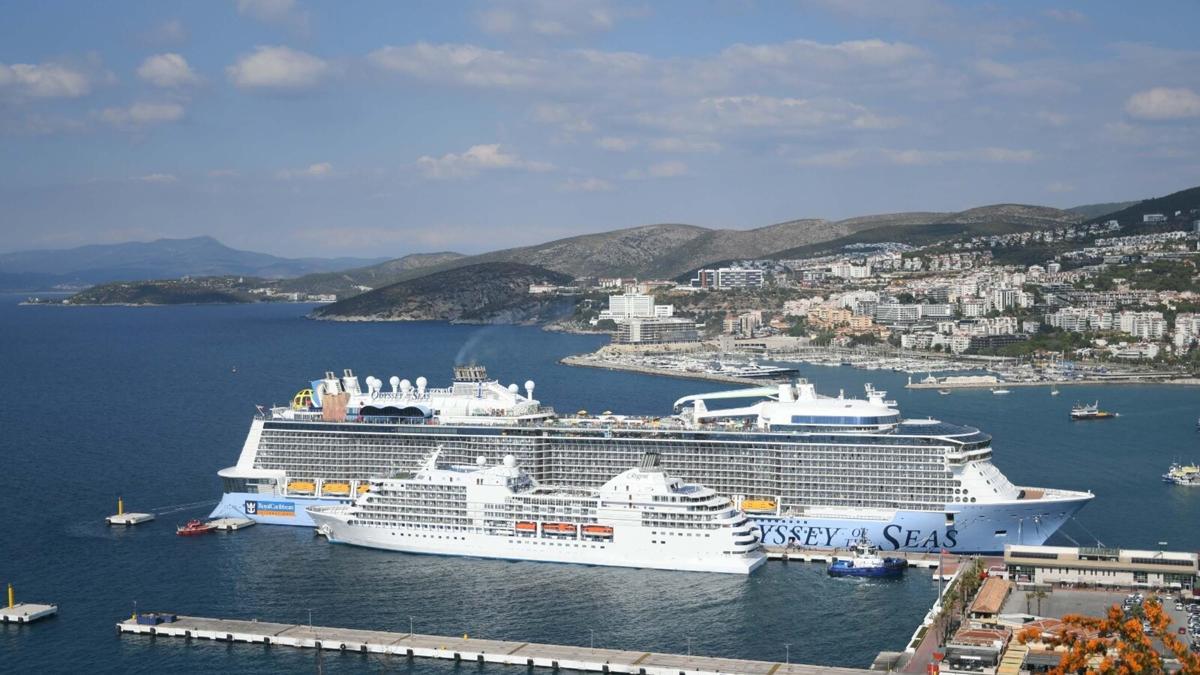 Kuşadası'na 2 kruvaziyerle denizden 4 bin 694 turist geldi