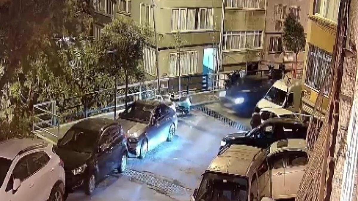 Şişli'de sokağı birbirine kattı: Park halindeki araçlara çarpıp kaçtı